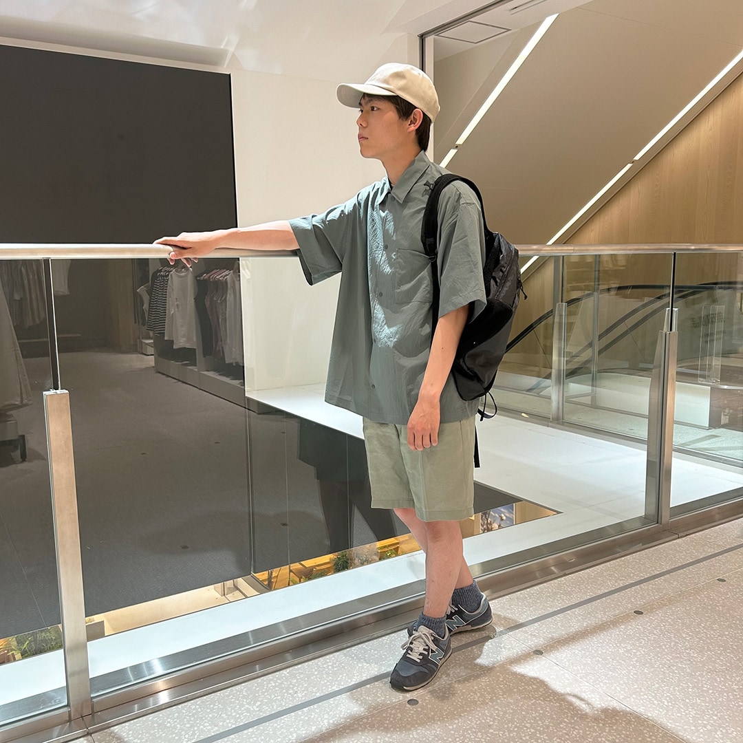 風を通すストレッチ半袖シャツを着た男性　横向き