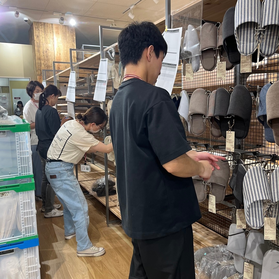 商品品出し風景
