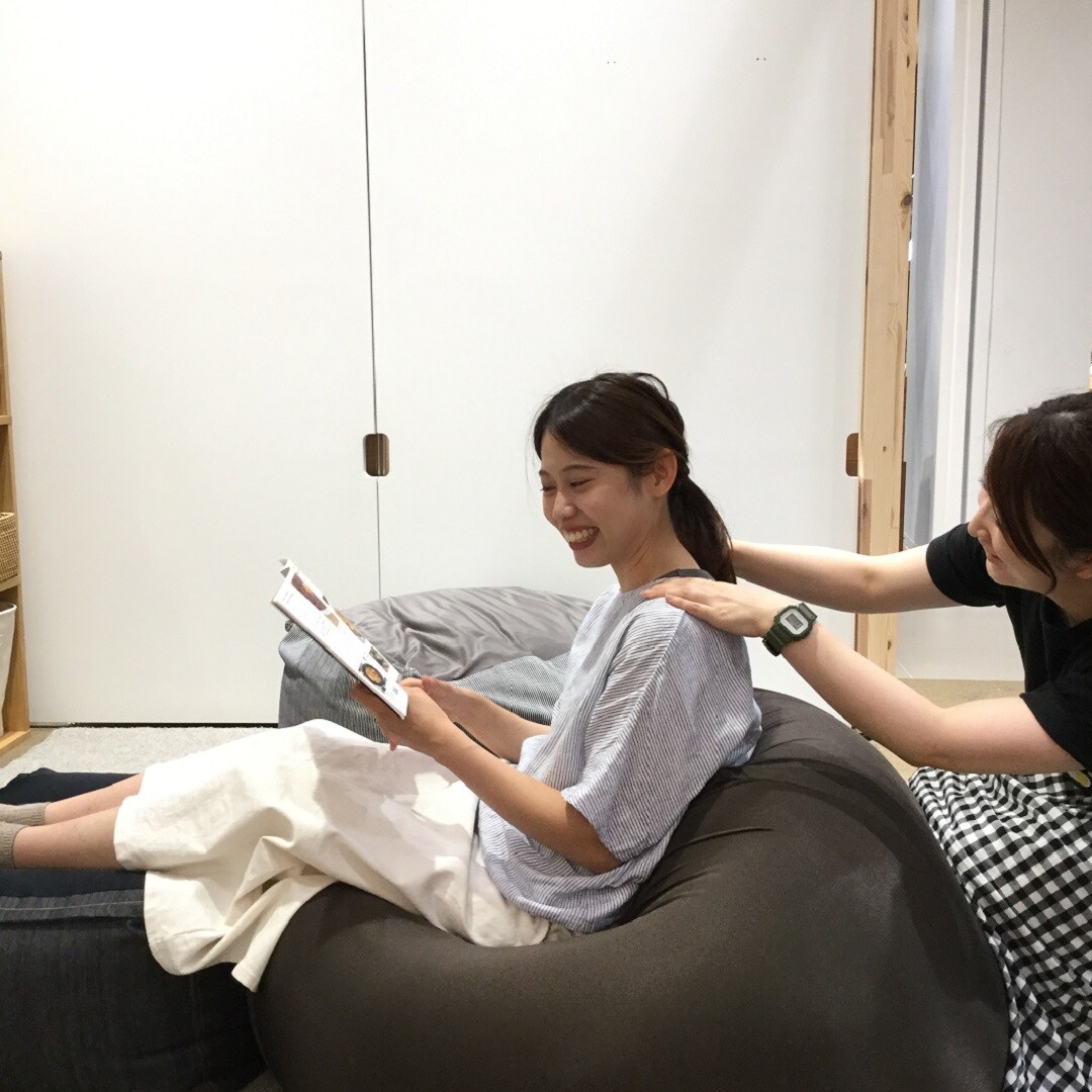 体にフィットするソファ