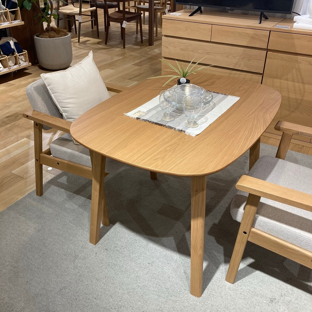 木製テーブル