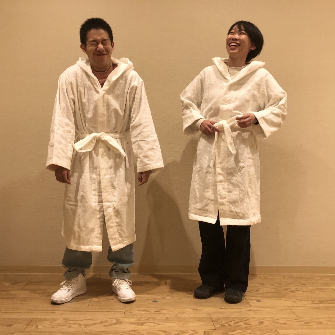 バスローブを着ているスタッフ①