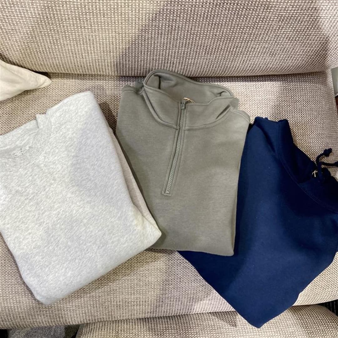 左からスウェット、ハーフジップ、プルパーカ