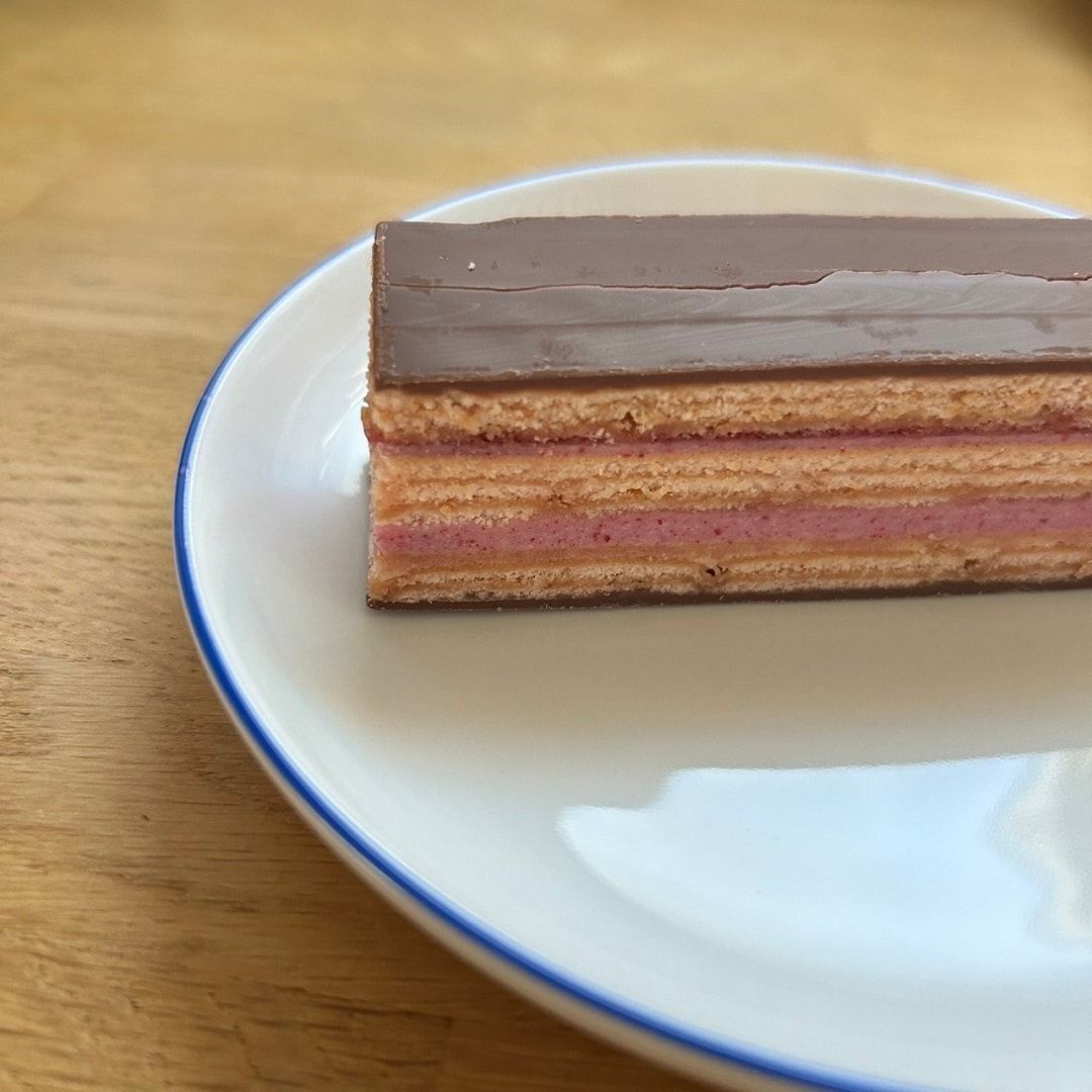 【アル・プラザ八日市】華やかな味わいを楽しむ、フランボワーズのオペラケーキ