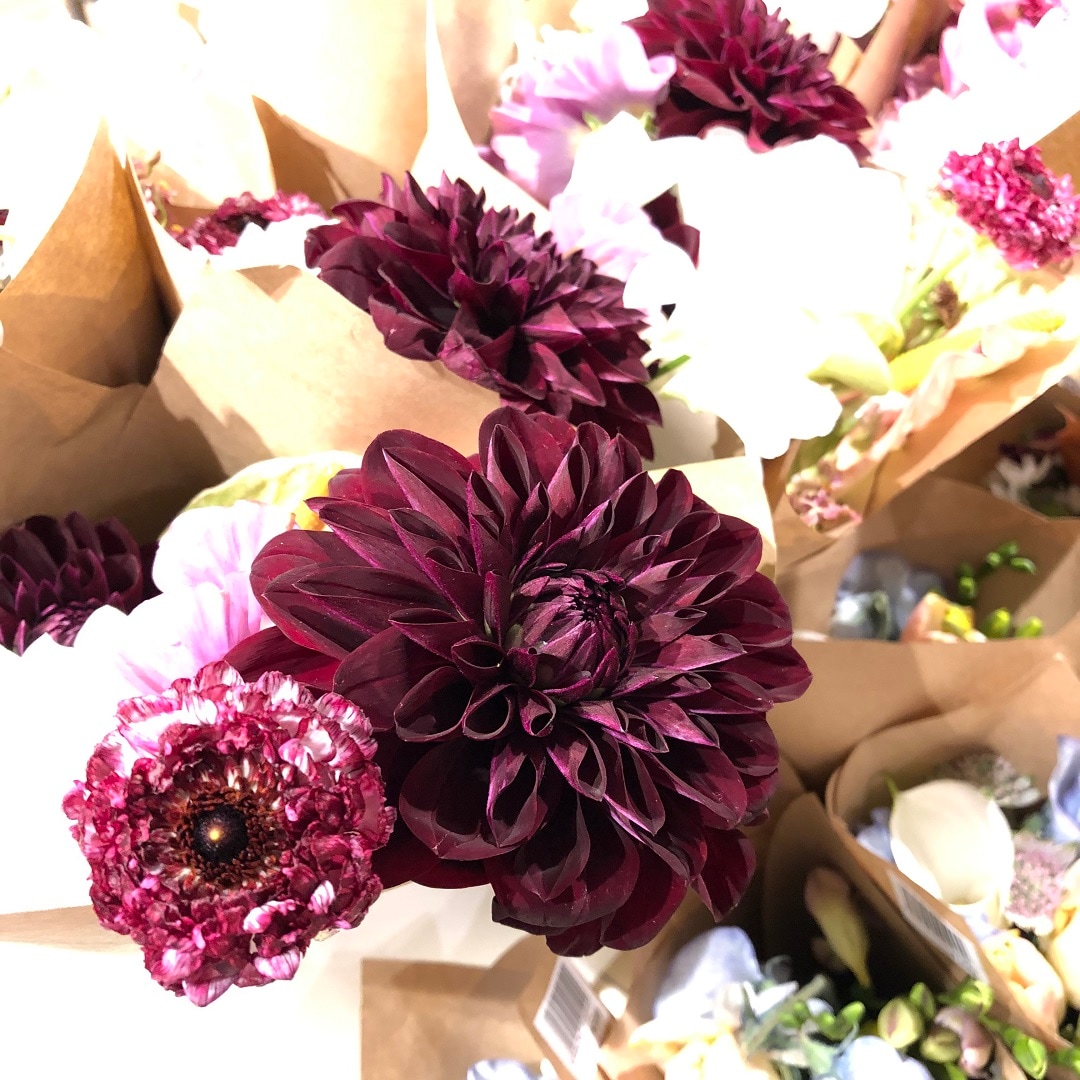 【マルエイガレリア】週末に生花を販売しています