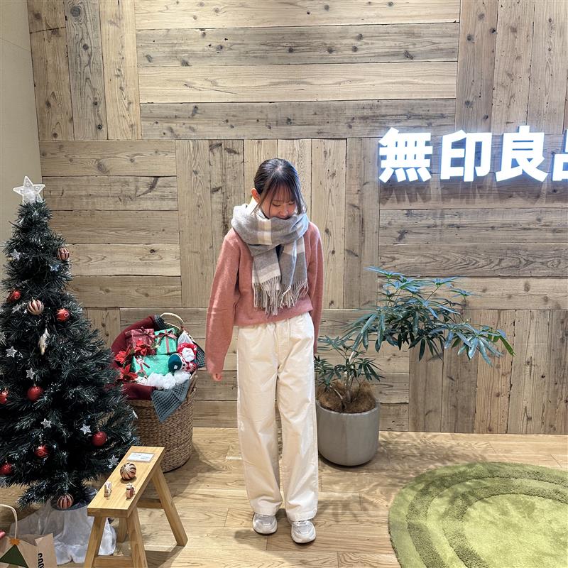 足元を見ている女性