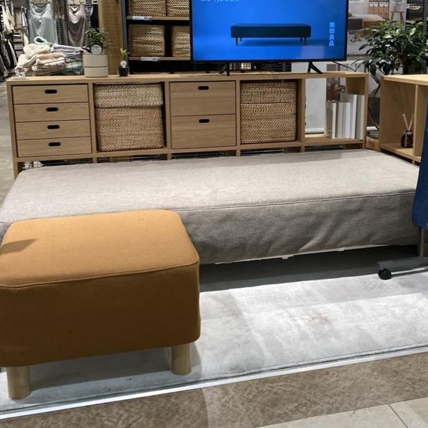 脚付マットレスと脚付スツールの展示の写真