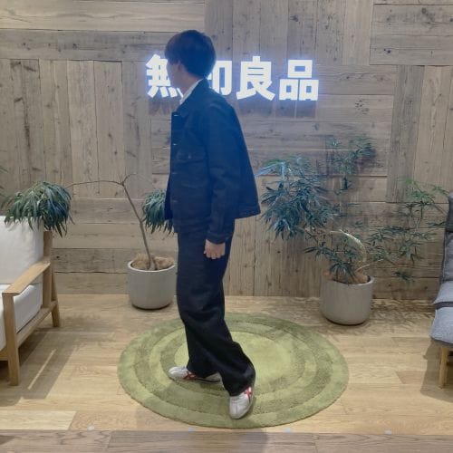 無印良品のカポック混デニムセットアップを着用した男性