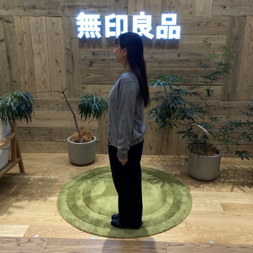 無印良品の衣服を着て横向きに女性