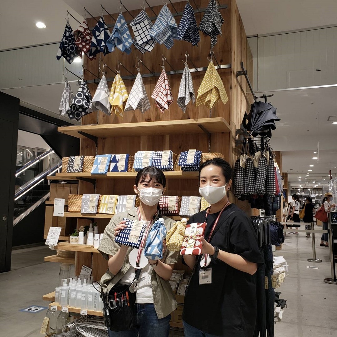 手ぬぐいを持つ二人