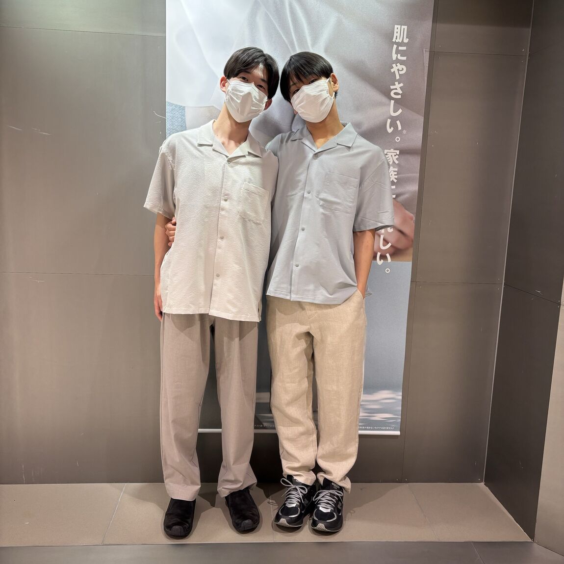 サッカー素材の洋服男性