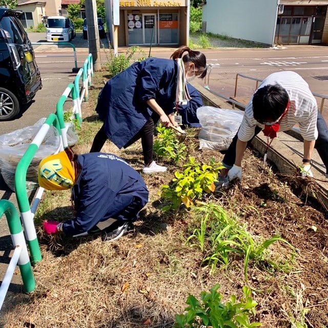 花壇を整備している様子