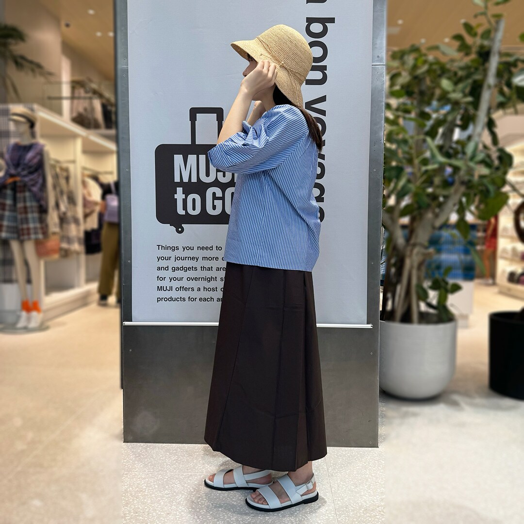 乾きやすいブラウスを着た女性