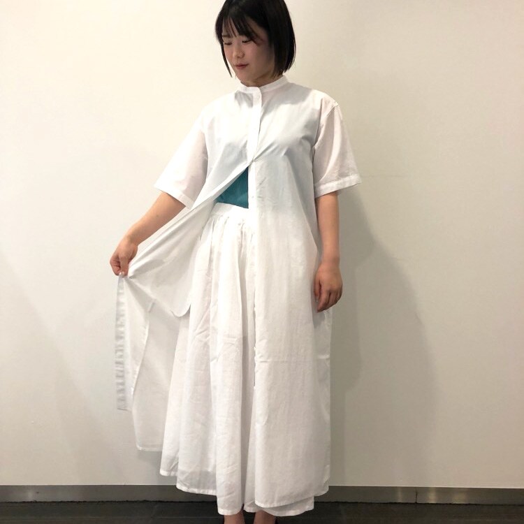 涼感　ブロードスタンドカラー半袖ワンピースを着た女性