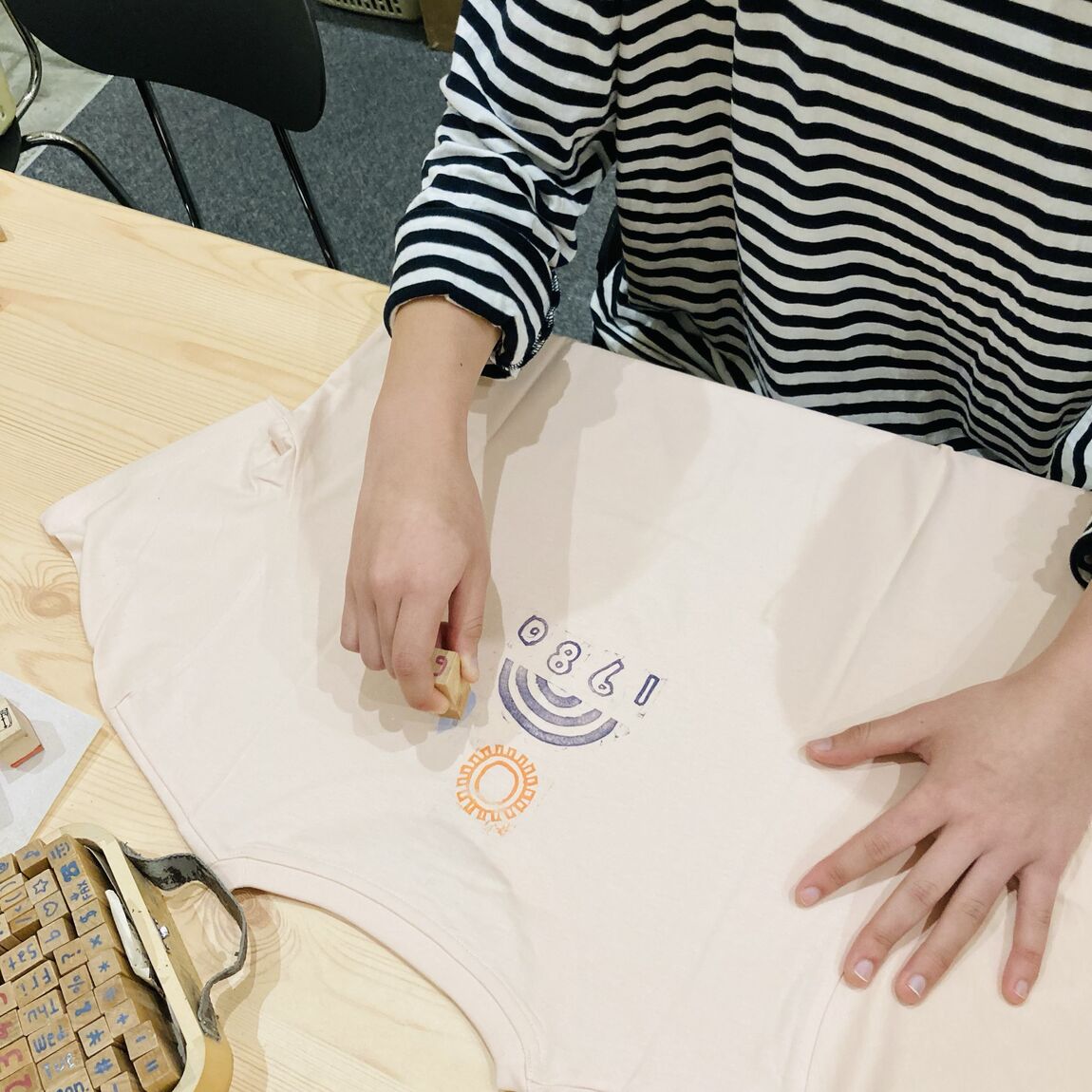 Tシャツにスタンプ押す写真