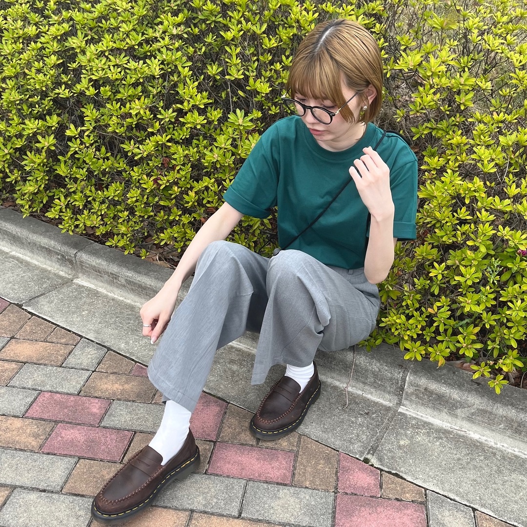 座って