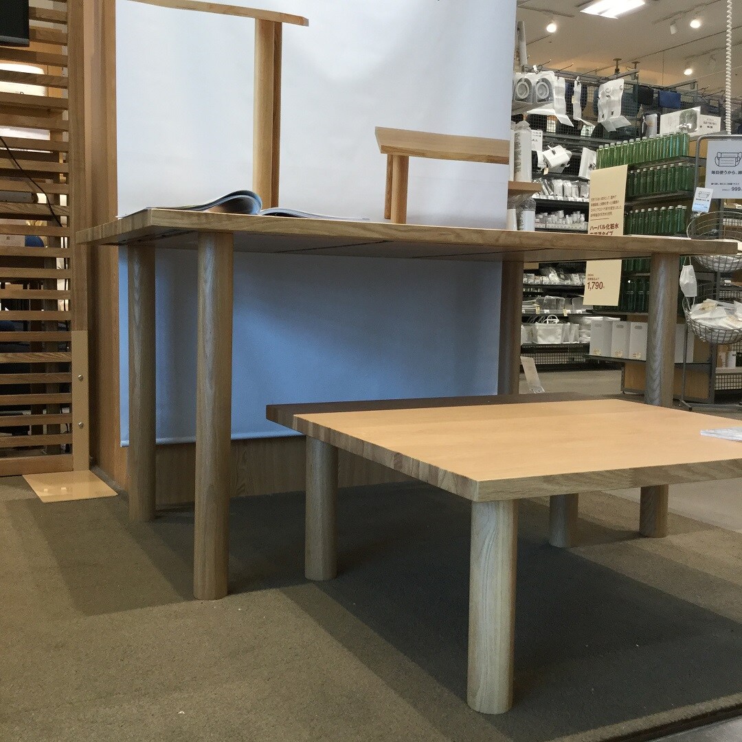 板と脚でできた家具
