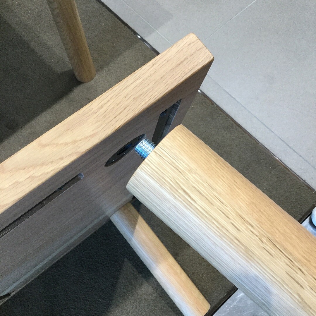 板と脚でできた家具