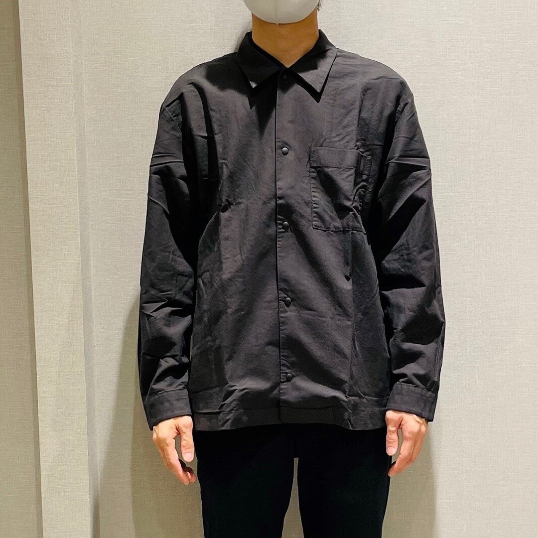 秋色のシャツをまとって秋を先取り