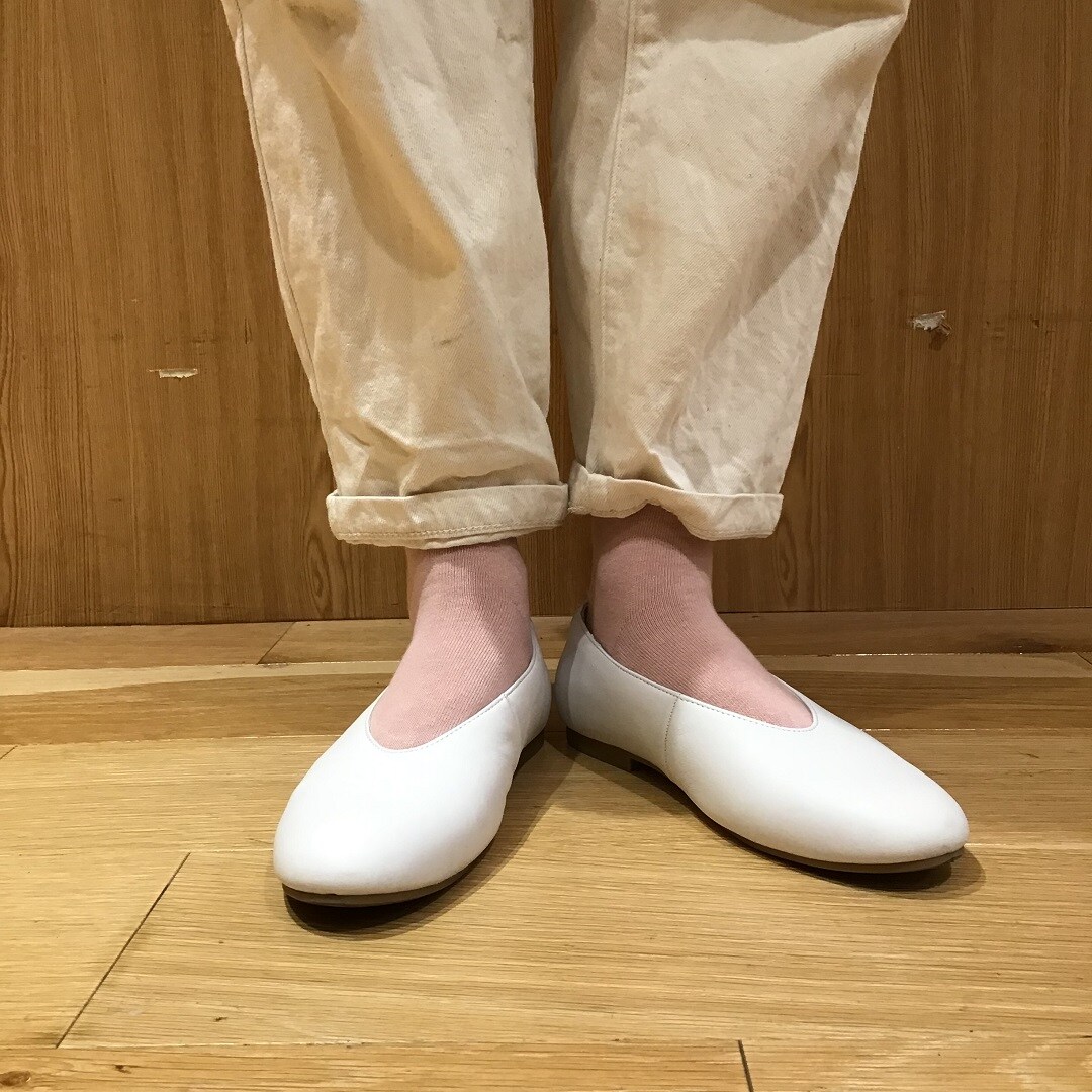 ピンクの靴下と白レザー