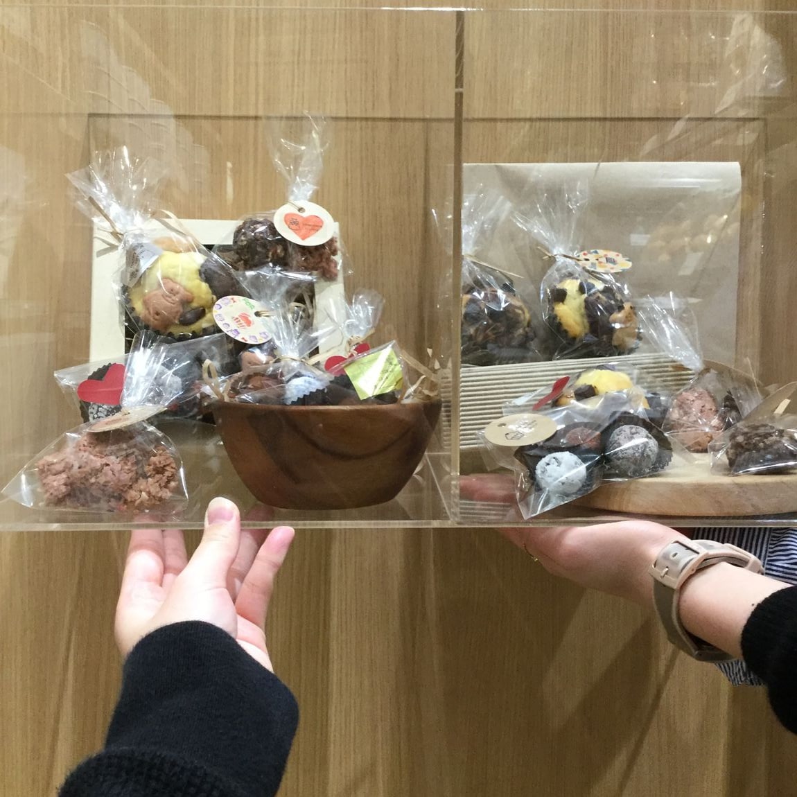 スタッフが作ったチョコチップマフィン、ナッツクランチチョコ、トリュフ