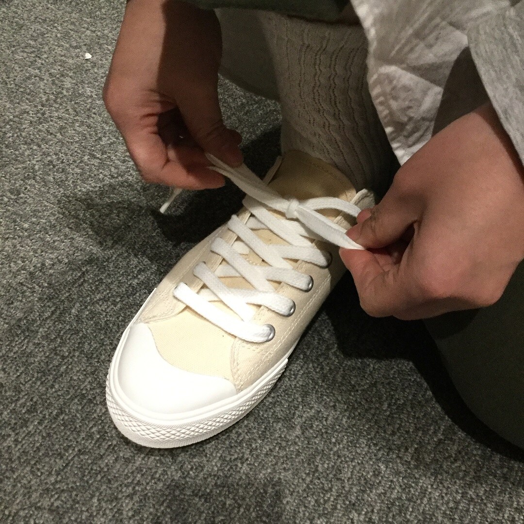 スニーカーを履く