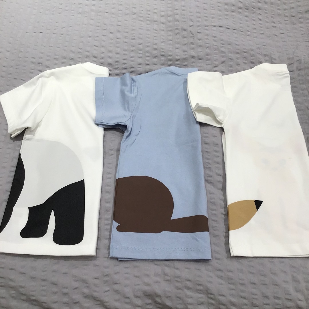 プリントTシャツ後ろ姿