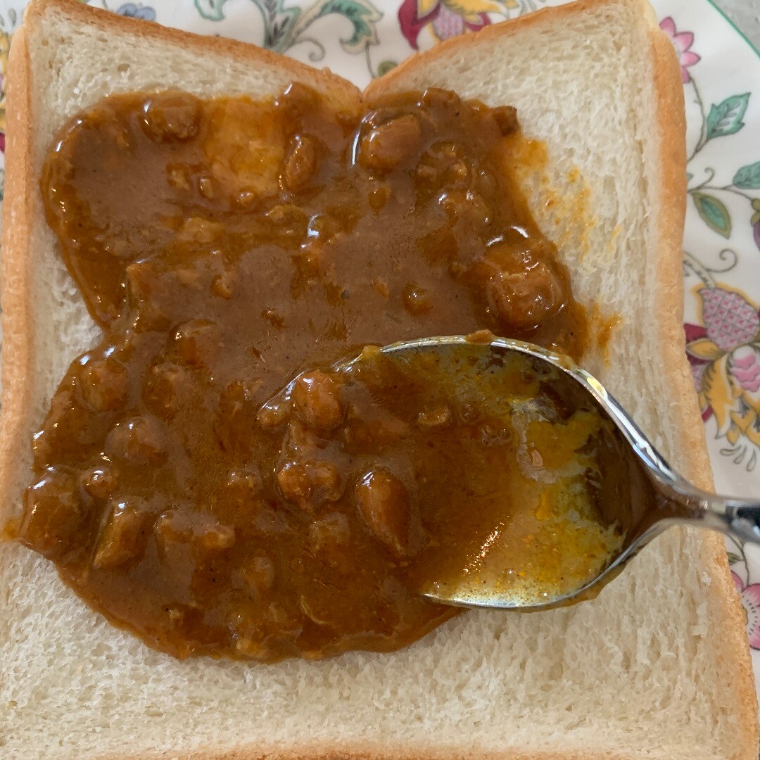 パンにカレーを塗る