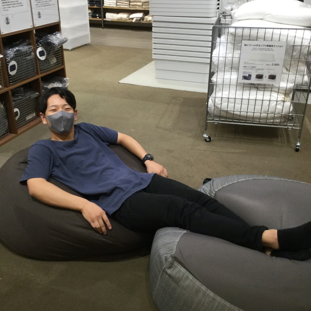 フィットするソファに寝転んでいる
