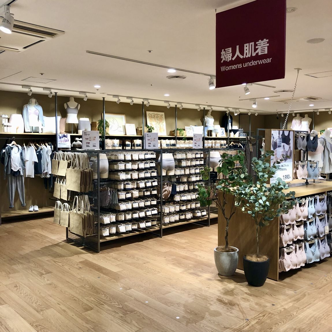 婦人肌着売場