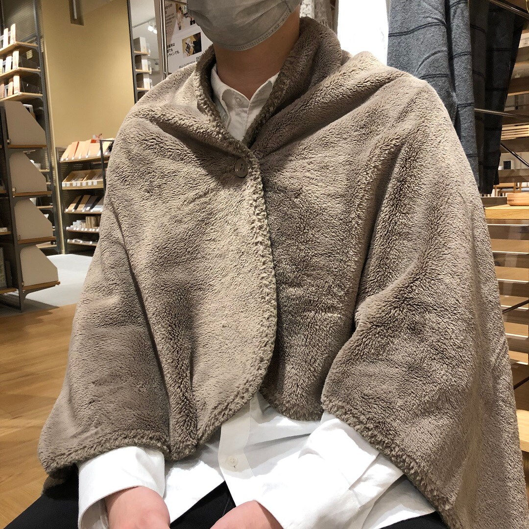 あたたかファイバー厚手ハーフケットを肩に掛けている様子