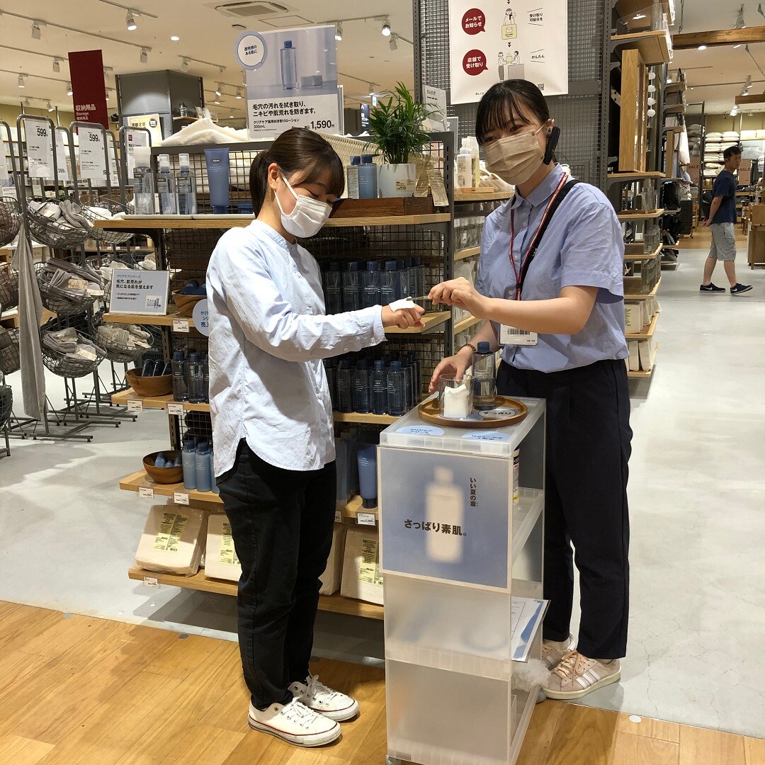 クリアケア薬用拭き取りローションを試している様子