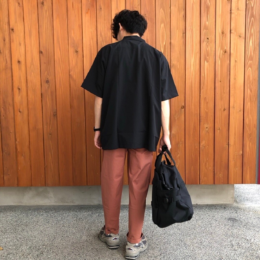 イージーパンツ後ろ姿