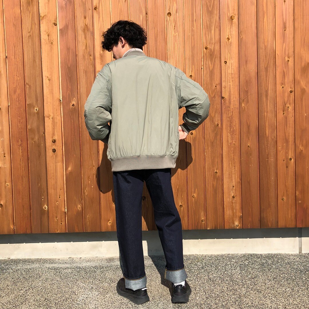 ブルゾン後ろ姿