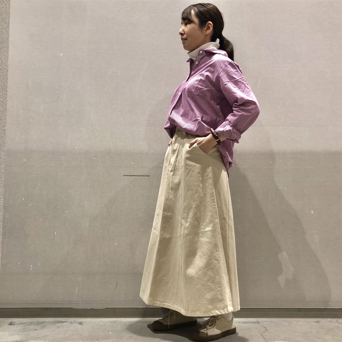 ピンクのシャツとスカート横向き