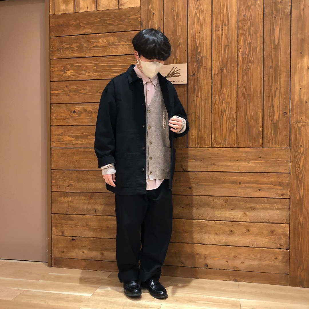 一人の男性がたっている写真