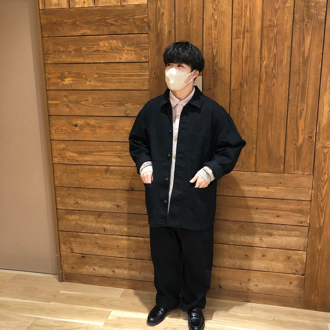 一人の男性が立っている写真