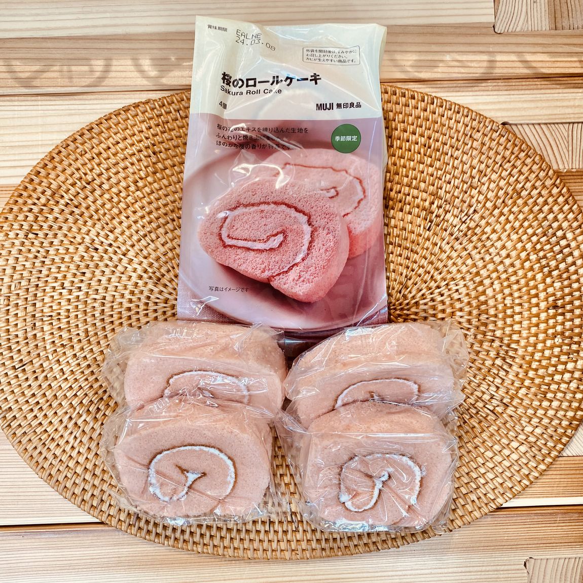 桜のロールケーキ