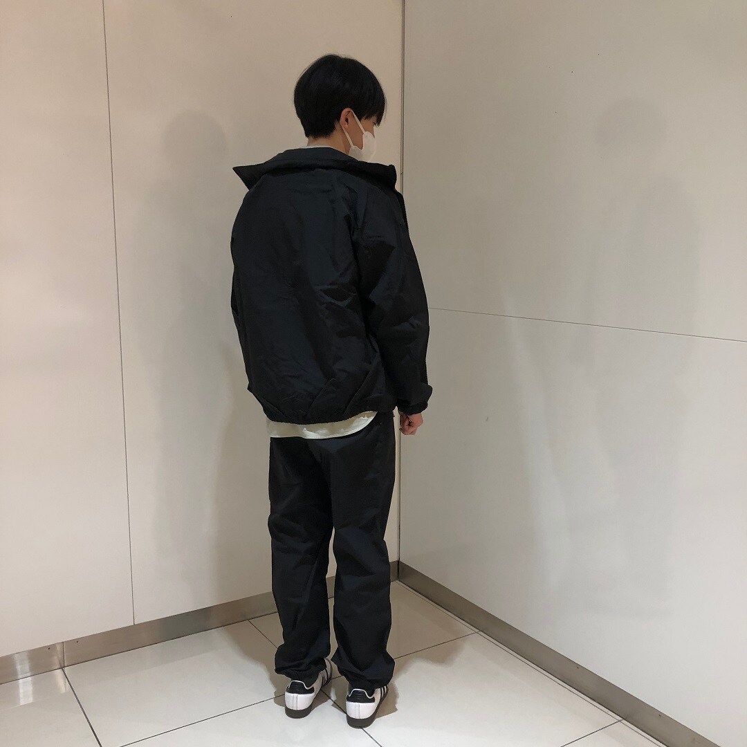 男の子が立っている写真
