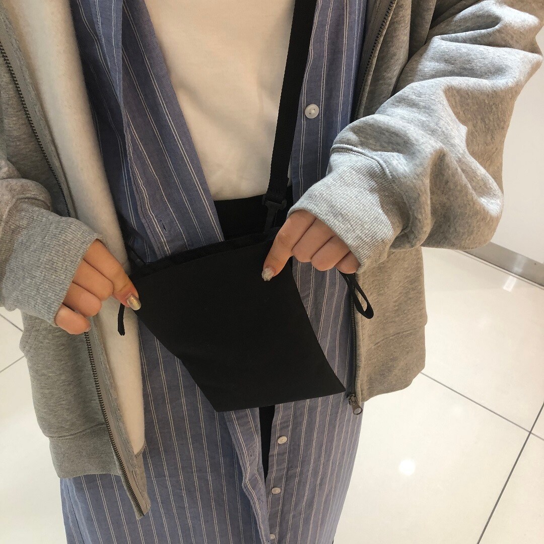 シャツワンピとパーカーのアップ