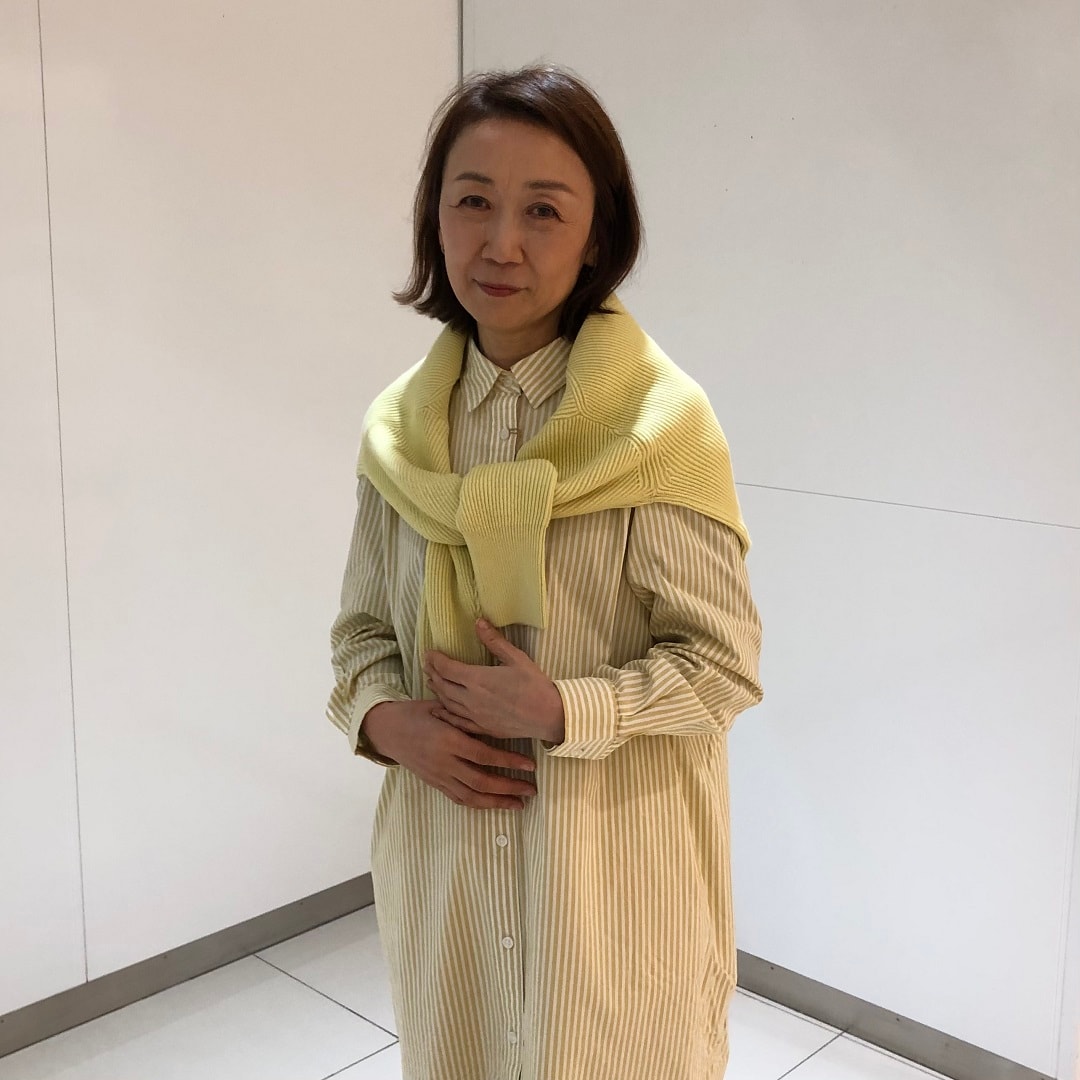 女性のイエローのコーデアップ