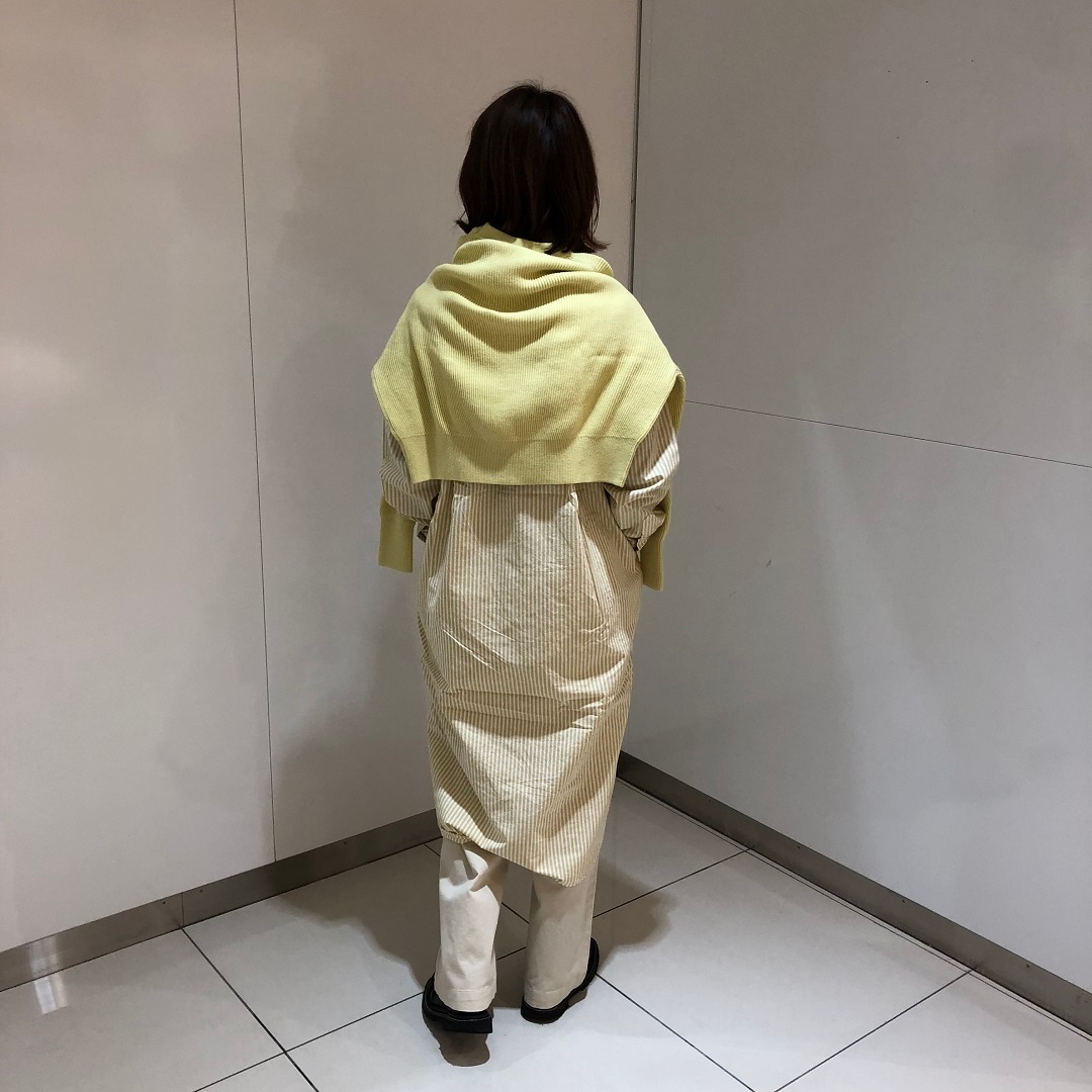 女性のイエローのコーデ後ろ姿