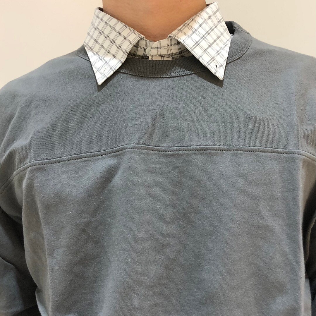 男の子が立っている写真