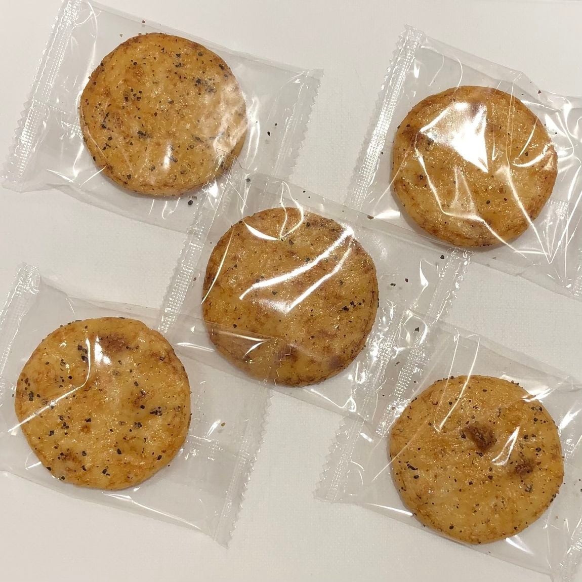 国産米100％使用　黒こしょうせんべい