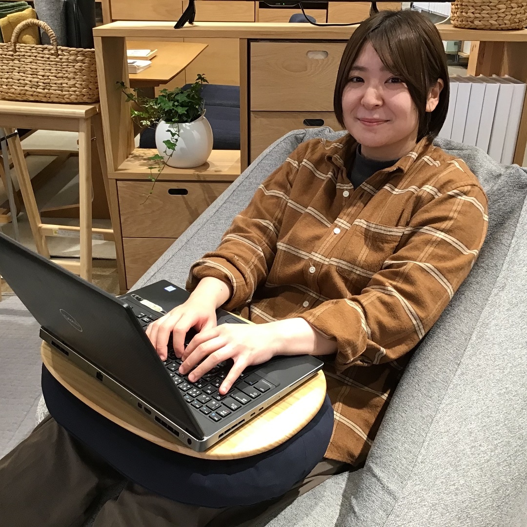 【イオンモール秋田】ひざの上で使えるテーブルクッション