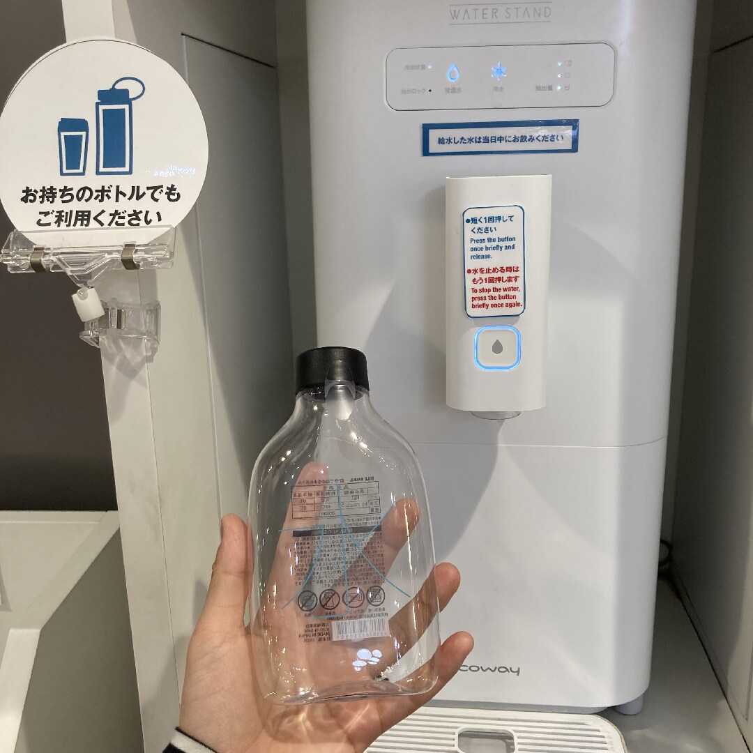 給水機は食品売り場の近くにあります。