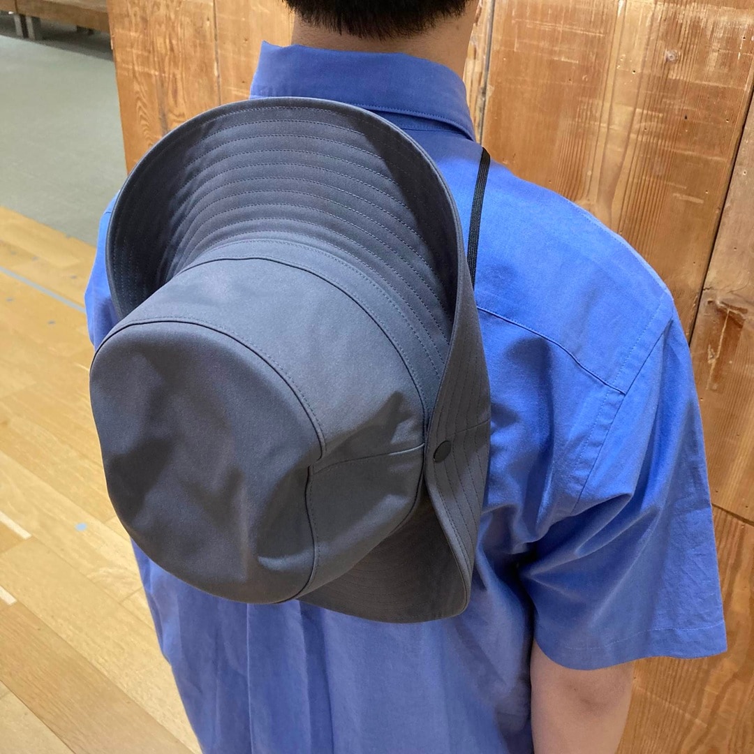 サファリハットは首に掛けることができます。