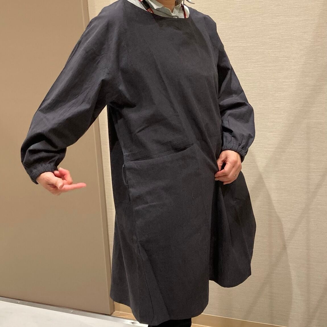 大きいポケットが二つあり、割烹着の右側にはタオル等通せるループがついています。