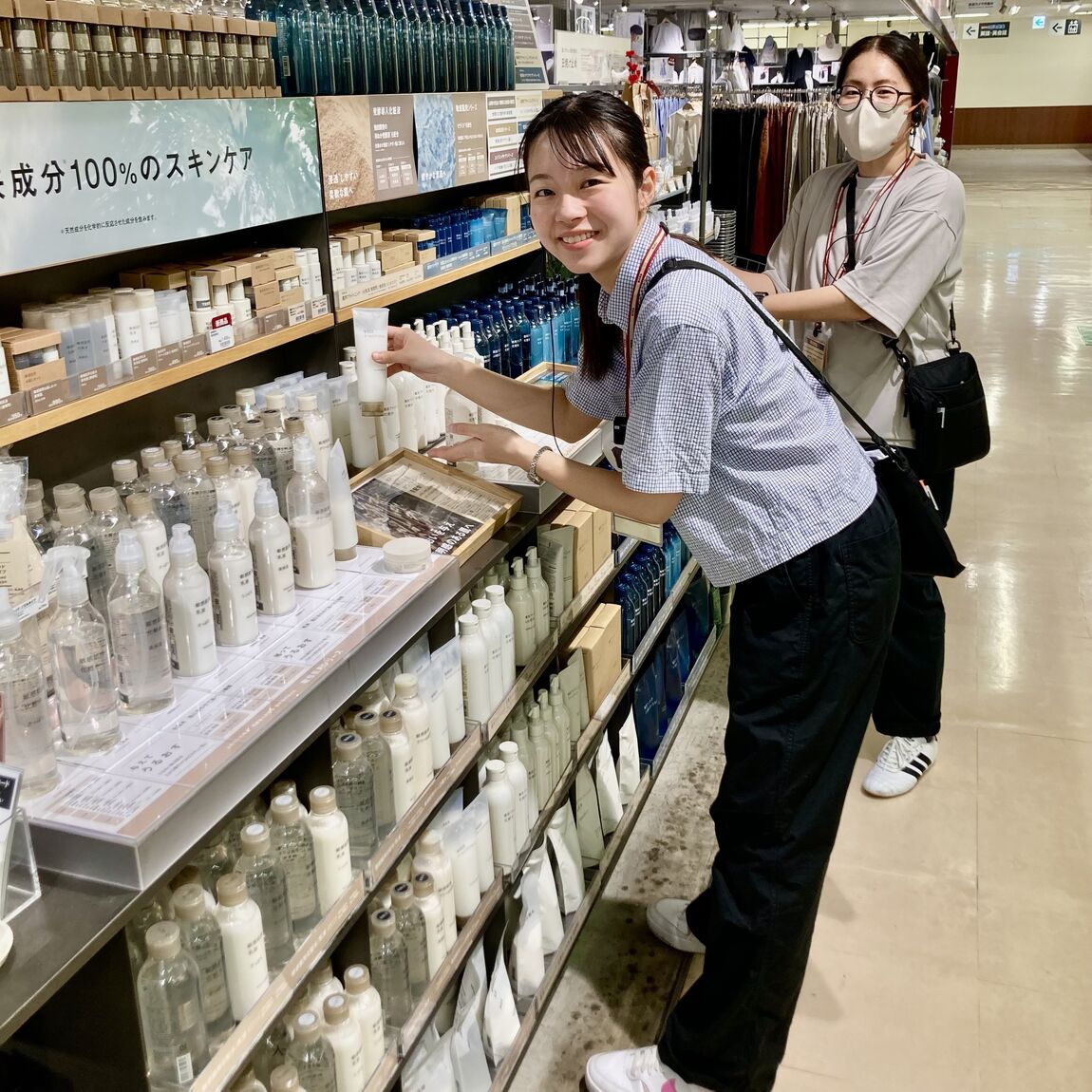 品出しするスタッフ