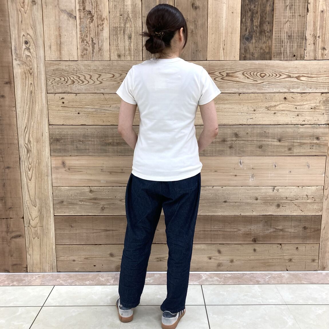 涼感汗じみしにくいクルーネック半袖Tシャツを着たスタッフの写真です。