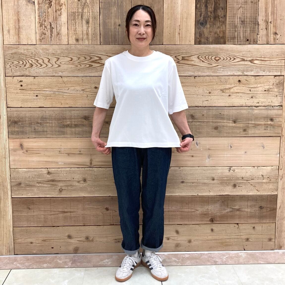 涼感UVカットクルーネックワイド半袖Tシャツを着たスタッフの写真です。